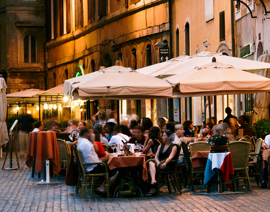 Personas en una terraza de bar en la calle