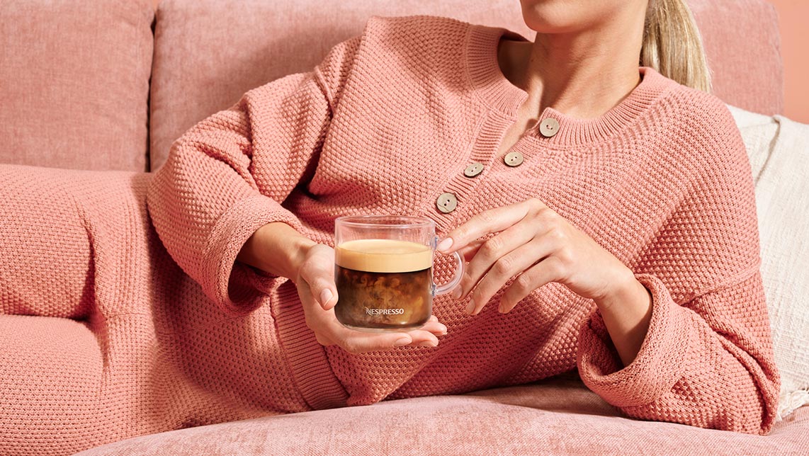 Mujer tomando un café Nespresso