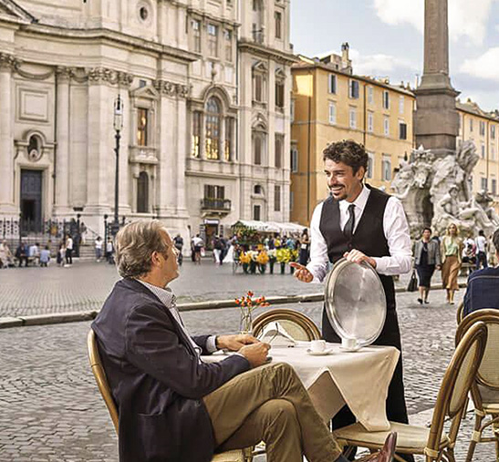 Hombre en la terraza de una cafetería