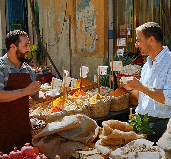 Hombre comprando en el mercado de Italia
