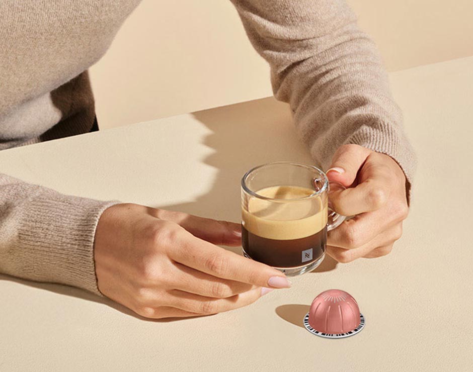 Persona tomando un café Nespresso con Vitamina B12