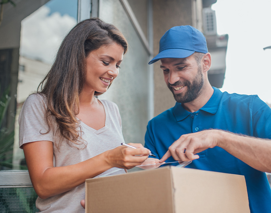 Mujer recibiendo un paquete de mensajería