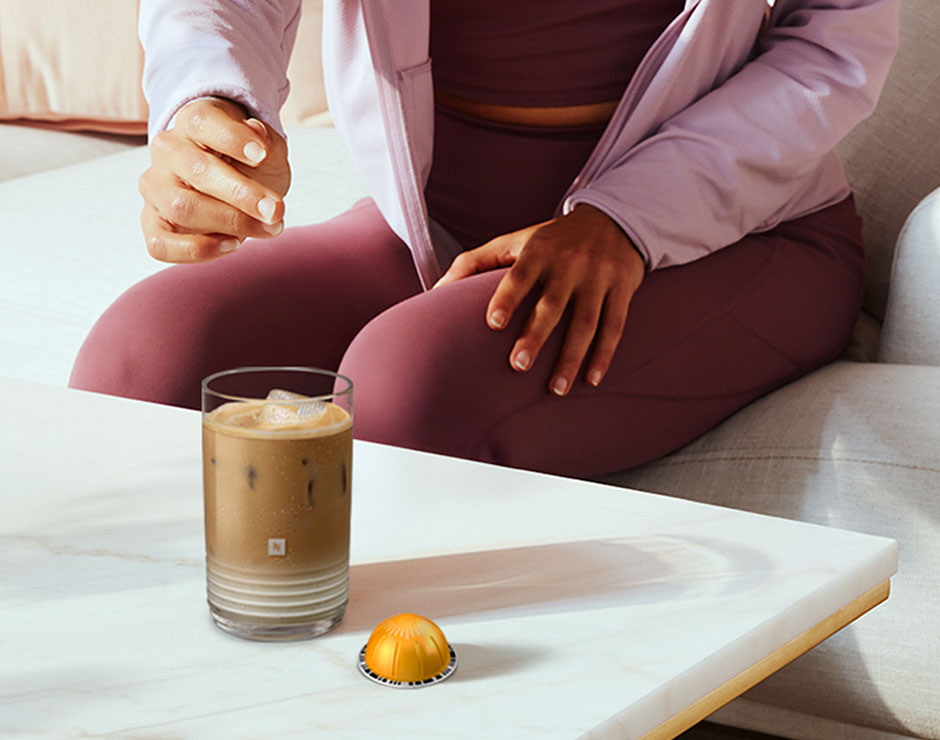 Persona tomando un café Nespresso con Vitamina B6