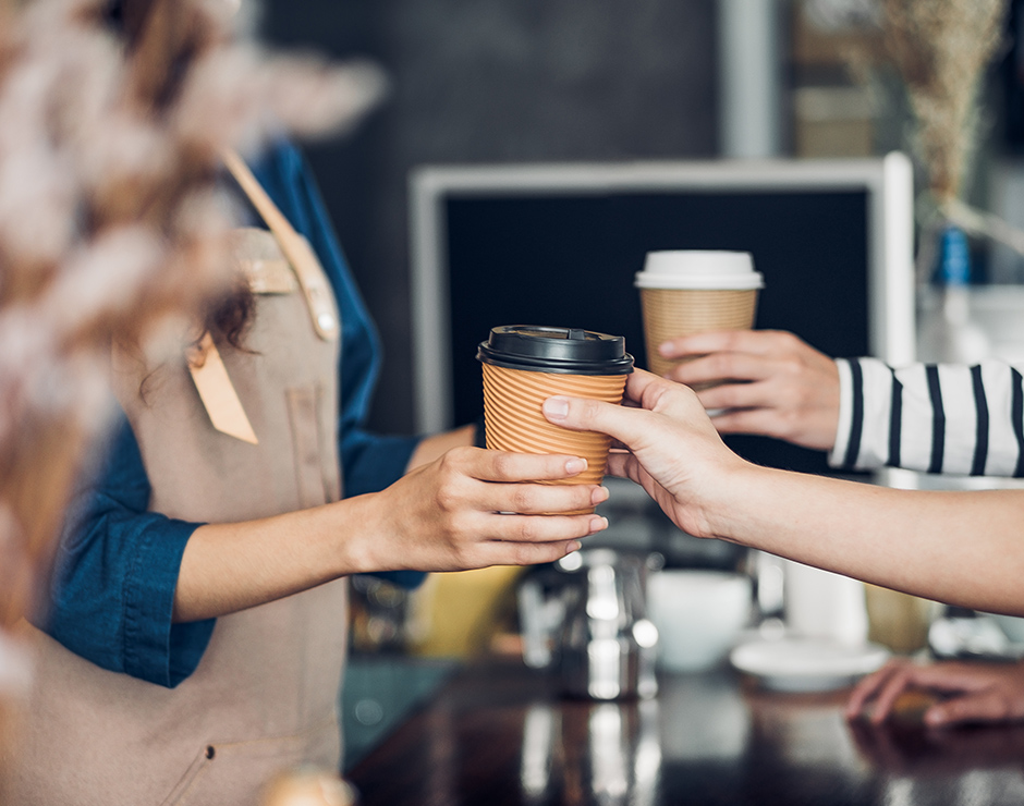 Barman sirviendo cafés Nespresso para llevar
