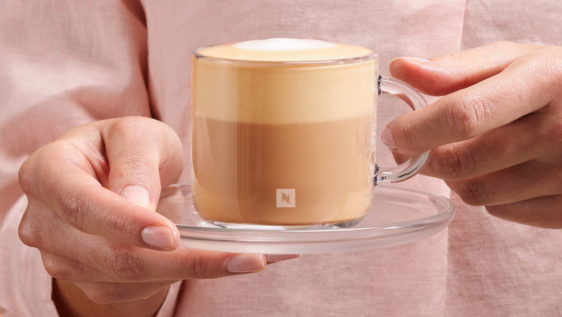 Persona tomando un café Nespresso