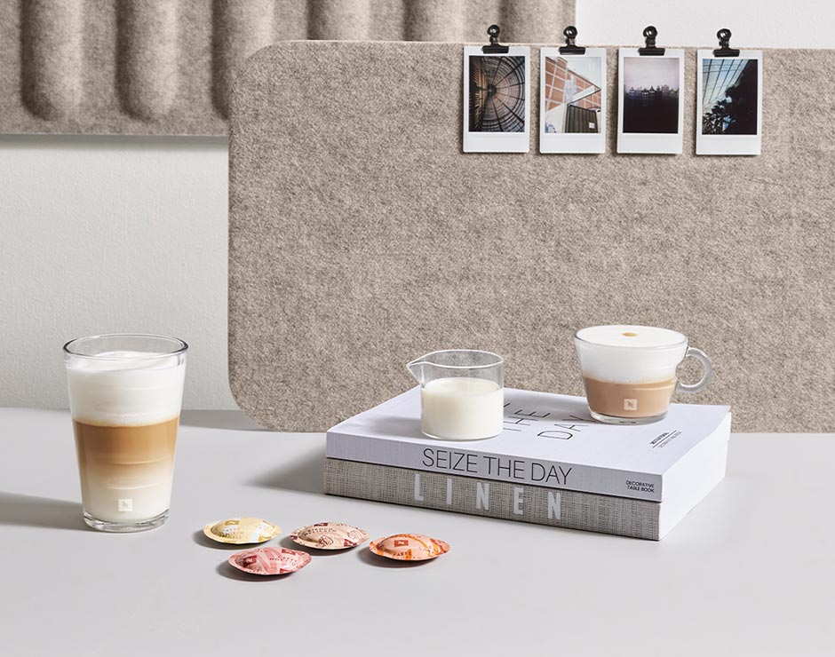 Café con leche al lado de cápsulas vertuo