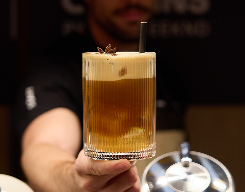 Mocktails servido por camarero elaborados exclusivamente con SAMRA Origins Tanzania