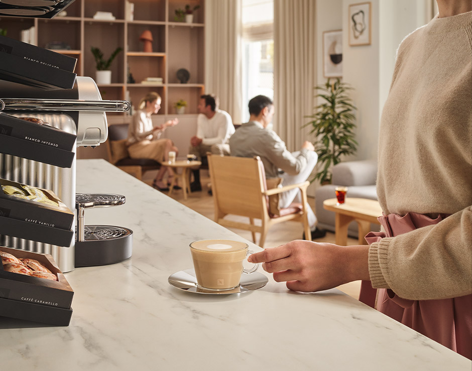 Cafetería desde arriba con clientes bebiendo cafés