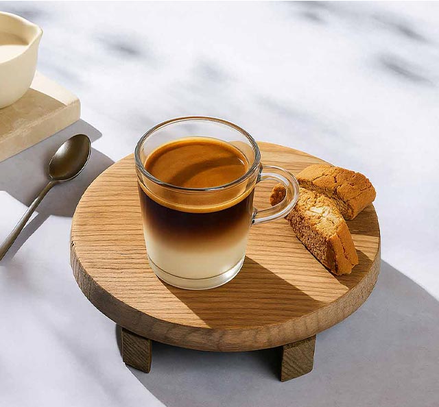 Café encima de una mesa de granito