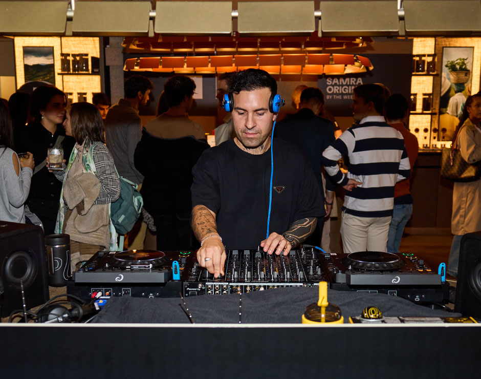 Michenlo el DJ del evento marcando el ritmo perfecto para acompañar los mocktails