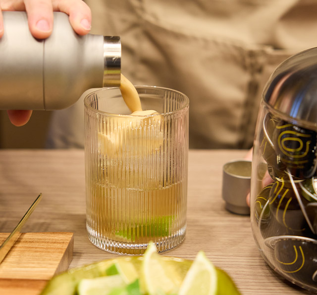 Mocktail elaborados exclusivamente con SAMRA Origins Tanzania servido por camarero