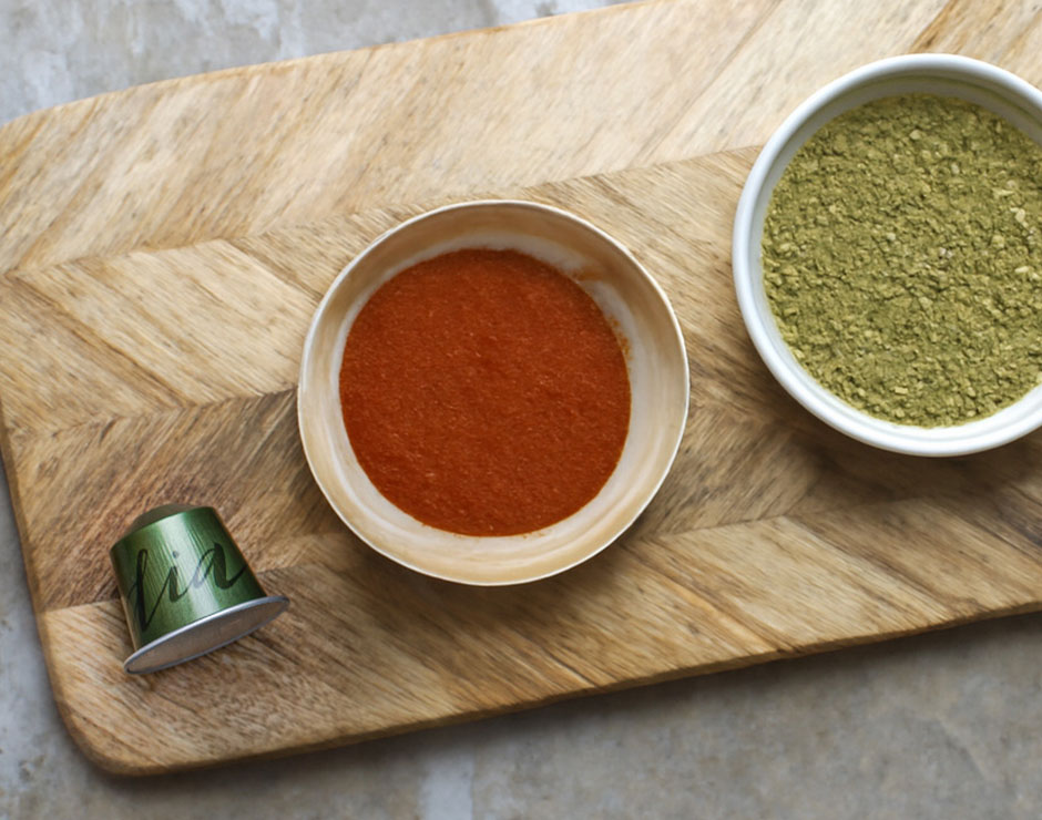 Especias al lado de una cápsula de nespresso