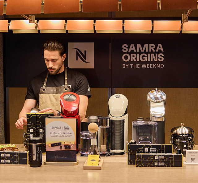 Camareros del evento preparando las bebidas con las cafeteras Nespresso