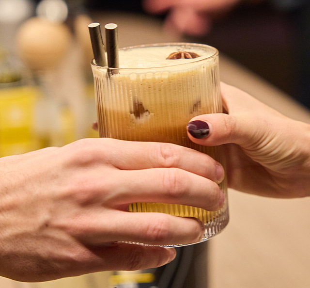 Mocktail elaborados exclusivamente con SAMRA Origins Tanzania servido por camarero