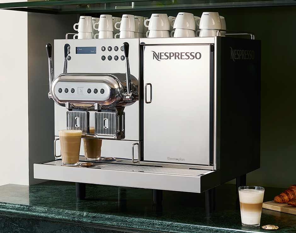 Cafetera para bar haciendo café con leche