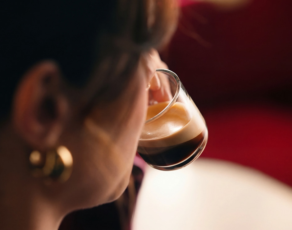 Mujer bebiendo café en Caffè Florian