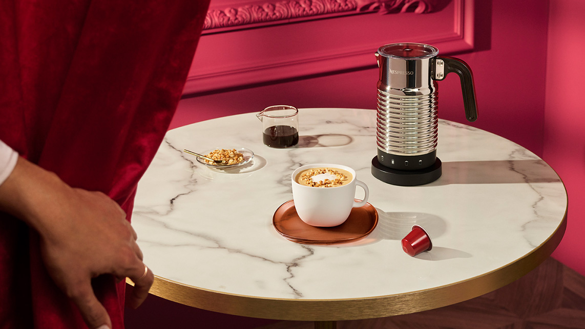 Mesa de mármol con aeroccino y café Nespresso