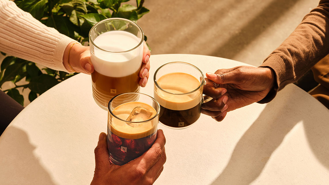 Personas brindando con café