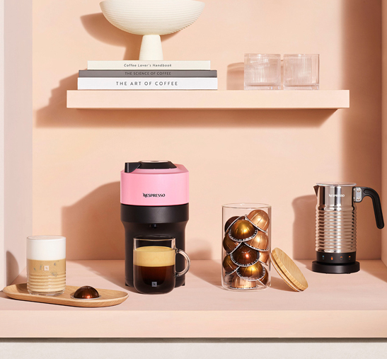 Máquina de café Nespresso de color rosa