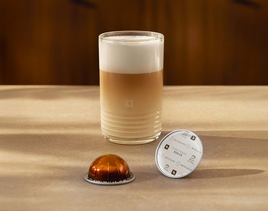 Café con espuma en vaso de vidrio