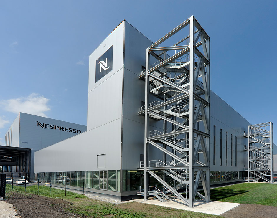 Edificio de Nespresso con escaleras en el exterior