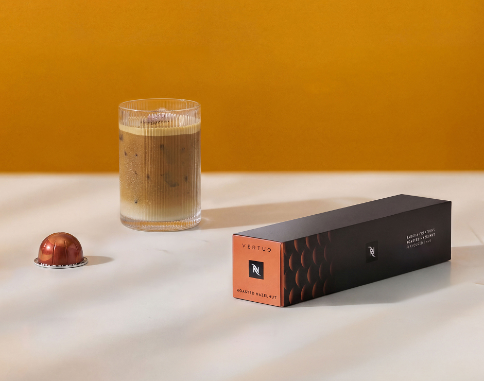 Cápsulas de café junto a café con leche para el desayuno