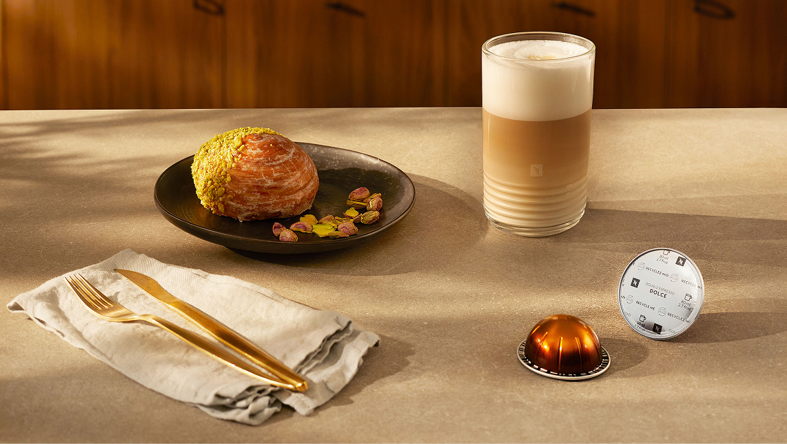 Desayuno con café encima de la mesa