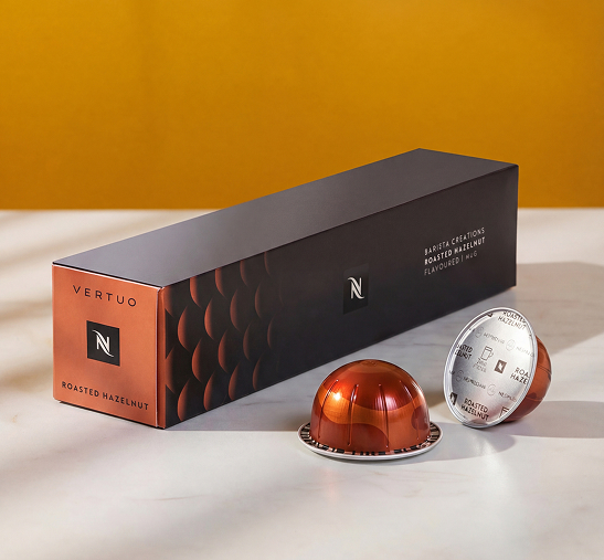 Cápsulas de café junto a caja Nespresso