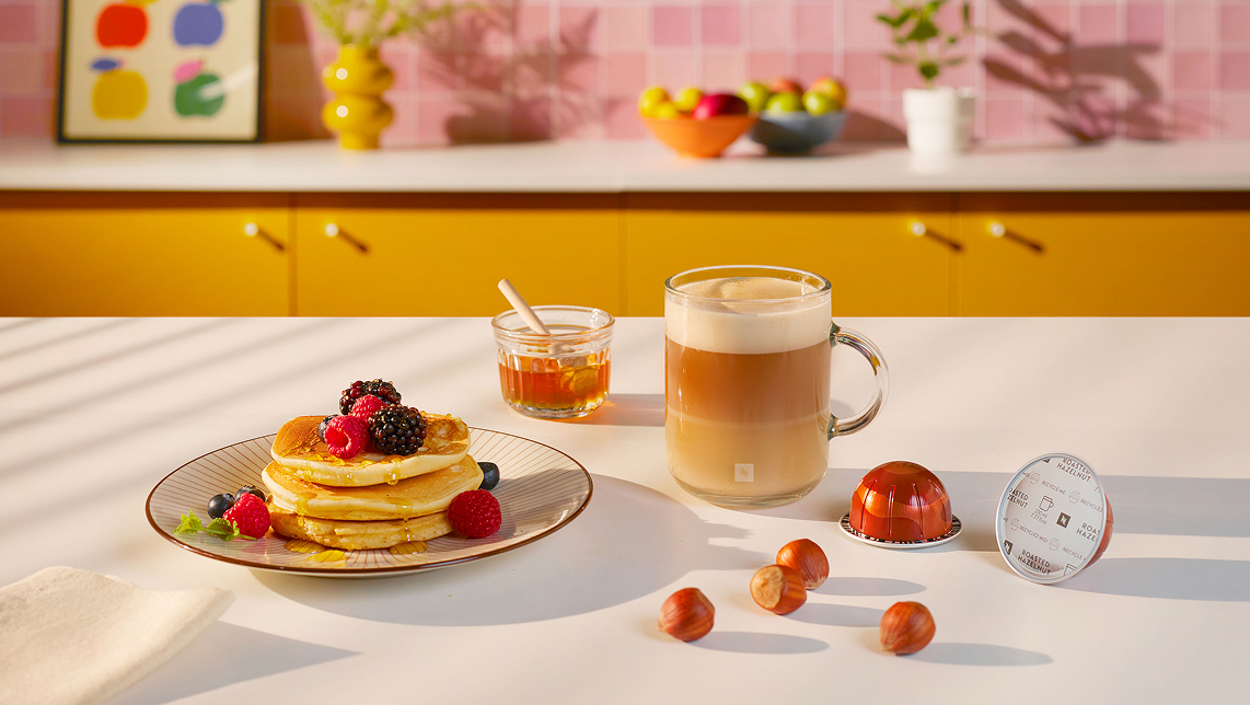 Pancakes de desayuno junto a un café