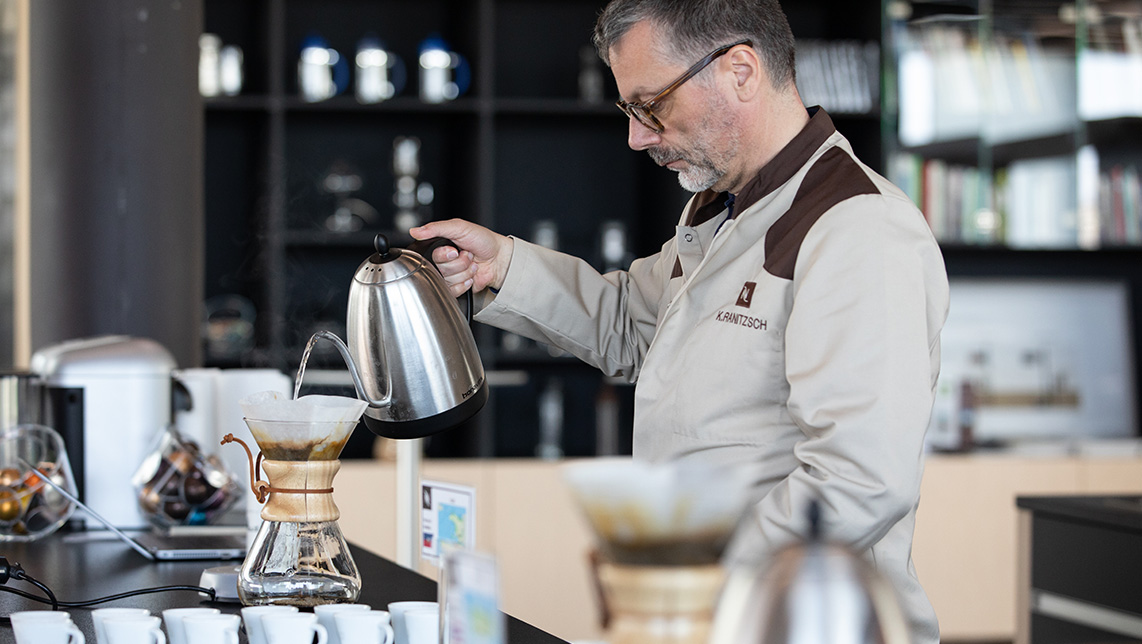 Barista preparando café con cafetera Chemex