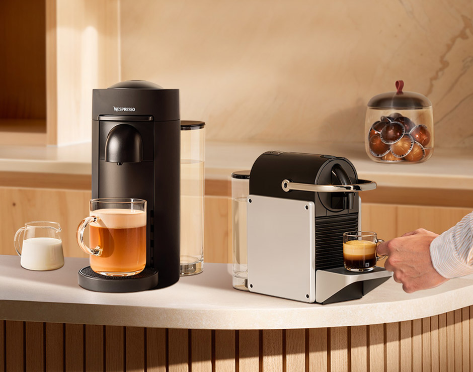 Máquinas de café Nespresso preparando cafés en vasos de cristal