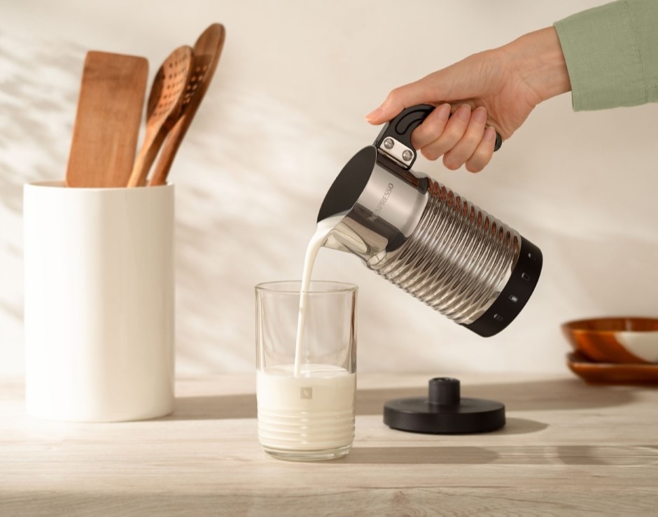 Aeroccino sirviendo leche