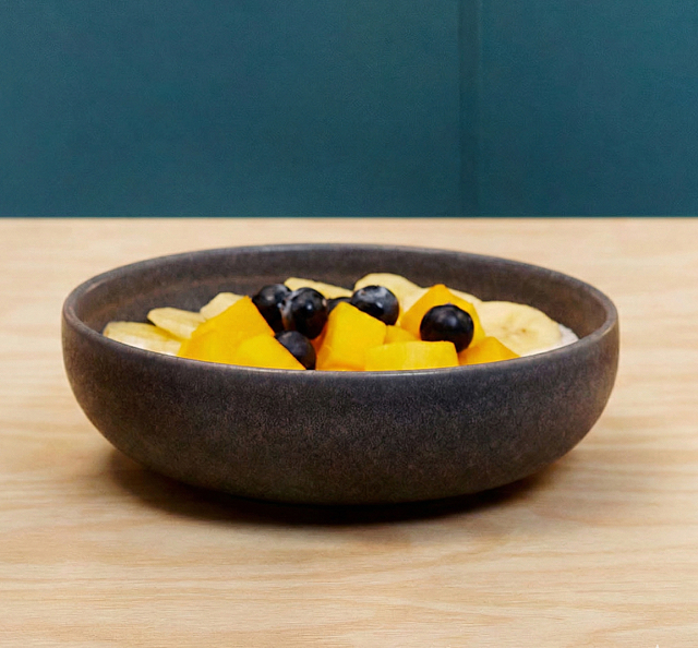 Frutas en un cuenco de color negro
