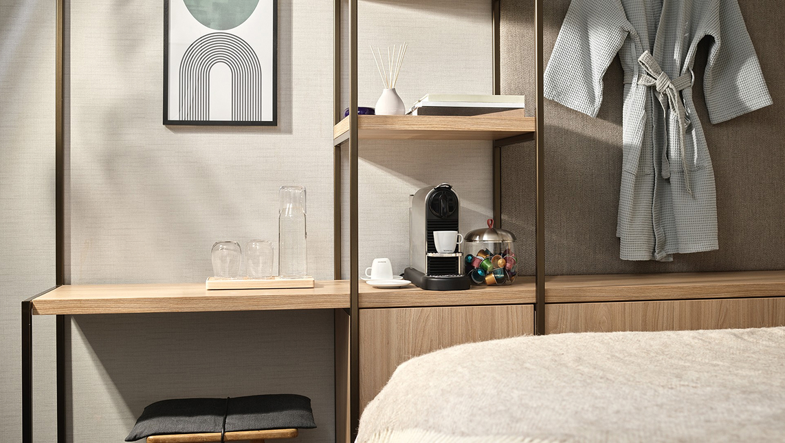 Habitación de hotel con máquina de cápsulas de café