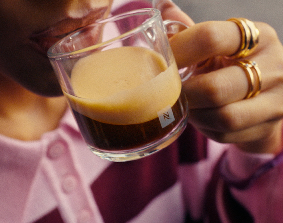 Café con mucha espuma en taza transparente