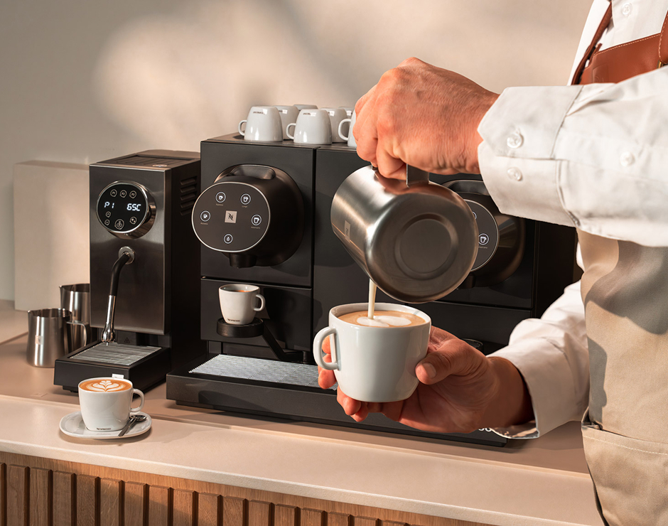 Barista preparando café con leche en un hotel