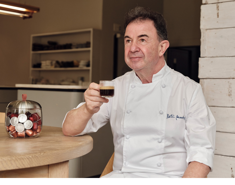Martín Berasategui disfrutando de una taza de café.