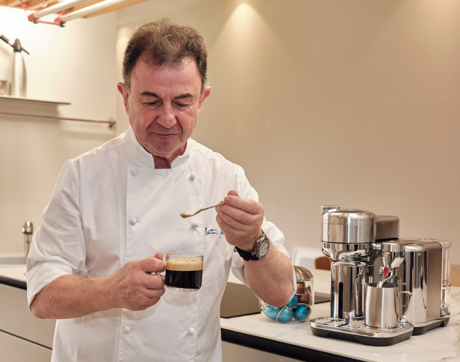 Martín Berasategui valorando la calidad del café.