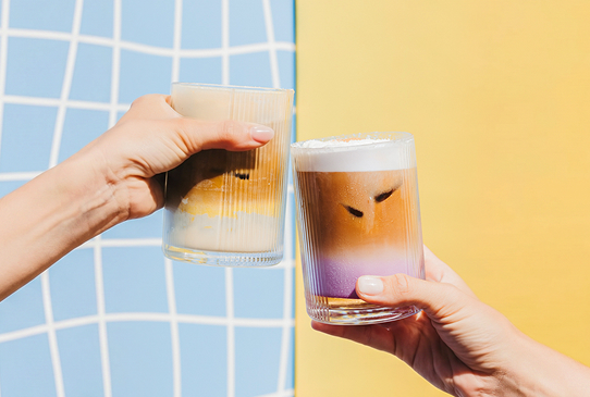 Café latte con hielo en fondo de piscina