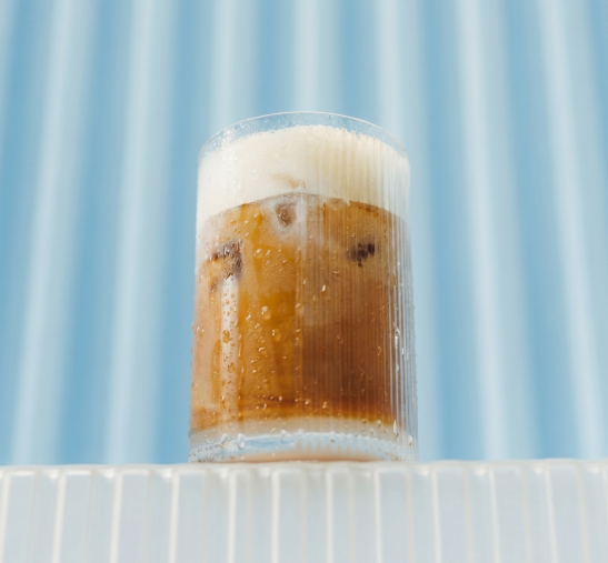 Vaso de café con leche y hielo