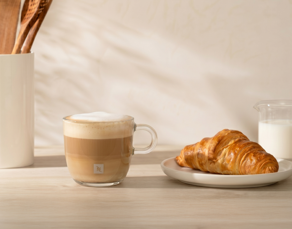 Café con leche y croissant