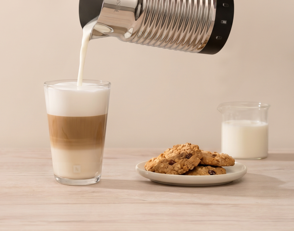 Espumador de leche junto a galletas