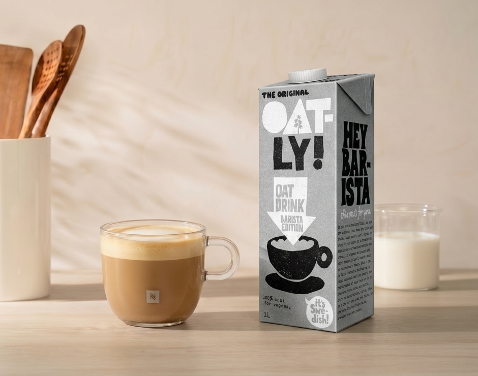 Taza de café con leche oatly