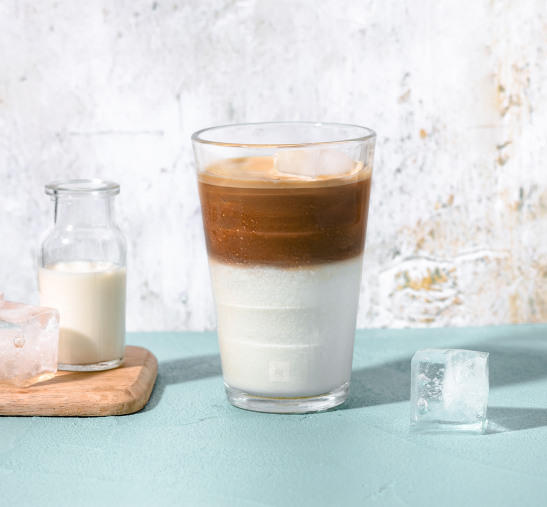 Vaso de café con leche y hielo