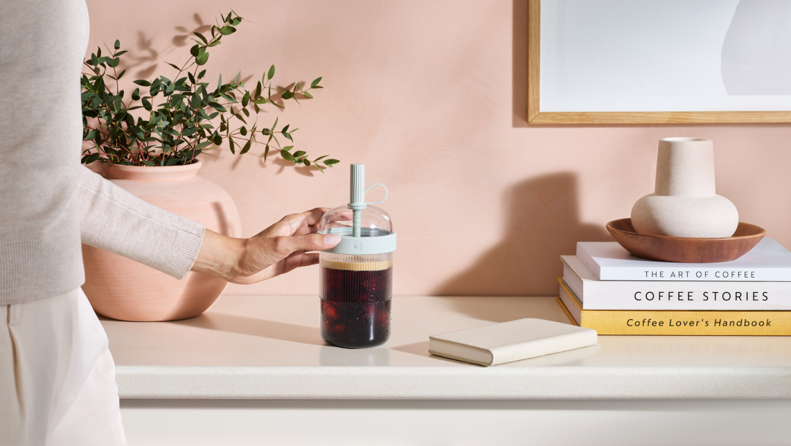 Tumbler de café al lado de unos libros