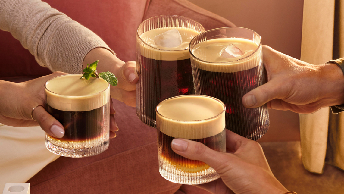 Amigos compartiendo una tarde con un café