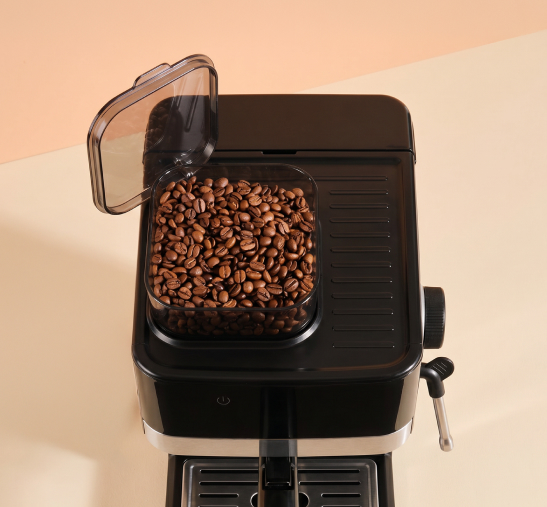 Granos de café en cafetera.