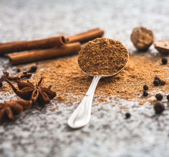 Cuchara llena de canela en polvo