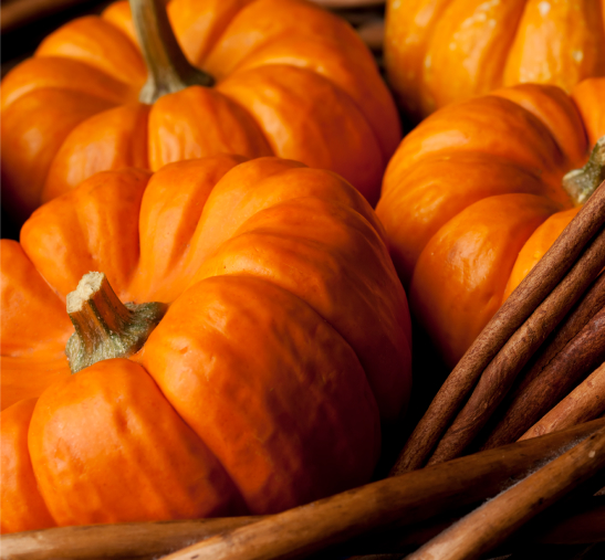Calabazas en un cesto de mimbre