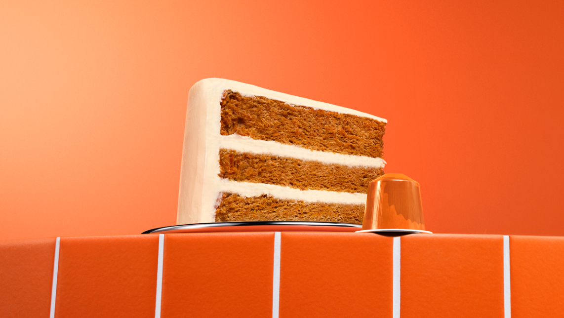 Tarta de calabaza o pumpkin pie encima de una mesa de color naranja